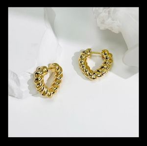 HOST PICK 👌👍Gold Heart Twisted Hoops